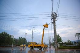 遭遇最強(qiáng)雷暴雨 供電公司全力搶修受損線路