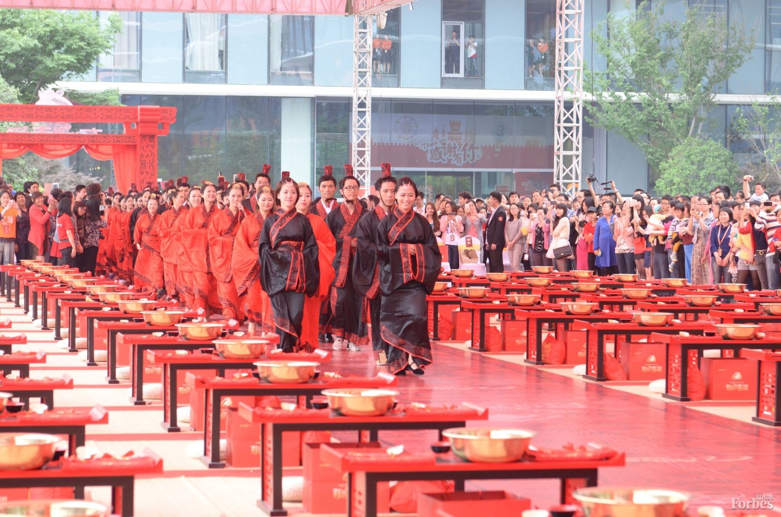 5月9日，阿里巴巴在杭州為102對新人舉行了集體婚禮，其中大部分為該公司員工。