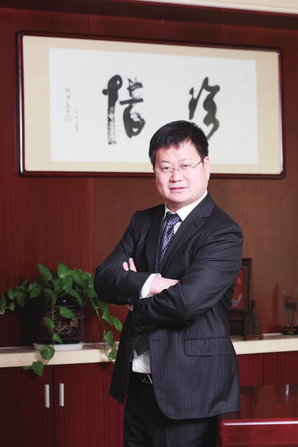 9年前，鄒承慧站在江陰華士鎮(zhèn)華西村的一間荒廢車間門口，帶著13名員工，前途充滿未知。9年后，鄒承慧率領(lǐng)下的愛康資產(chǎn)已超百億，創(chuàng)造了一系列的全國乃至世界之最—太陽能鋁邊框產(chǎn)品占全球市場份額20%，居世界第一，光伏安裝支架系統(tǒng)產(chǎn)品占全國市場份額15%，居全國行業(yè)第一。光伏發(fā)電規(guī)模居全國非公有制企業(yè)發(fā)電前列。