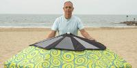 一款可提供充電的太陽能傘 度假再也不用擔(dān)心手機(jī)沒電了