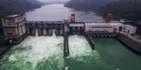 清江流域三大電站開閘泄洪 2017年入汛以來首次