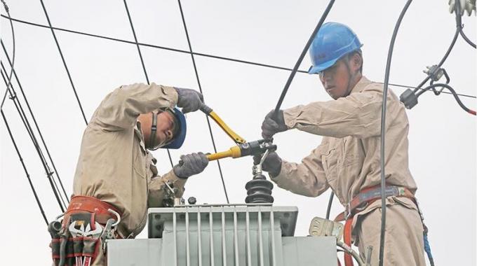 新裝變壓器 農(nóng)民用電更可靠