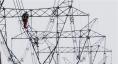 山東送變電檢修人員正在導(dǎo)線進行檢查
