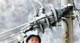 《情暖大山》四川達(dá)州供電公司員工在大山深處除冰保電。（何健 攝）