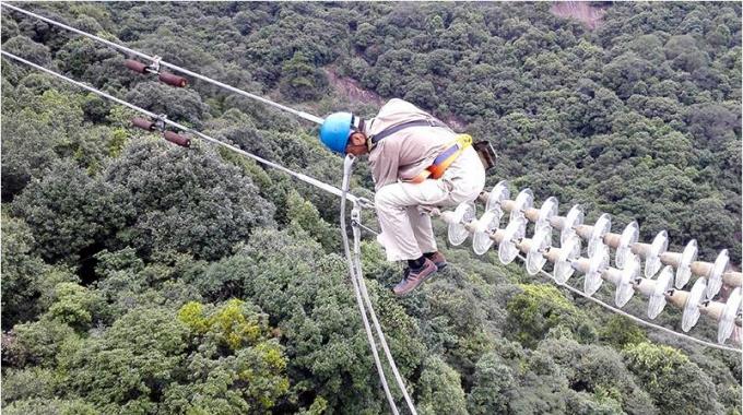 高空線路秋檢 確?？煽抗╇? /></a>
				<span>高空線路秋檢 確保可靠供電</span>
			</li>
			<li>
				<a href=