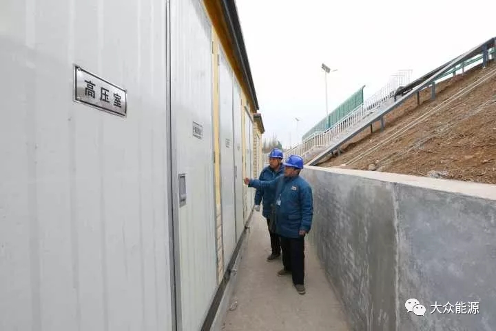 漲知識！高速公路上汽車怎么邊跑邊？