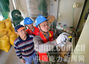中國電力新聞網(wǎng)訊 通訊員 毛強(qiáng) 報道 近日，湖北武漢漢南區(qū)供電公司員工主動放棄假期休息時間，來到農(nóng)村養(yǎng)殖戶家中，為其檢修飼料加工設(shè)備，服務(wù)農(nóng)村群眾增收致富。