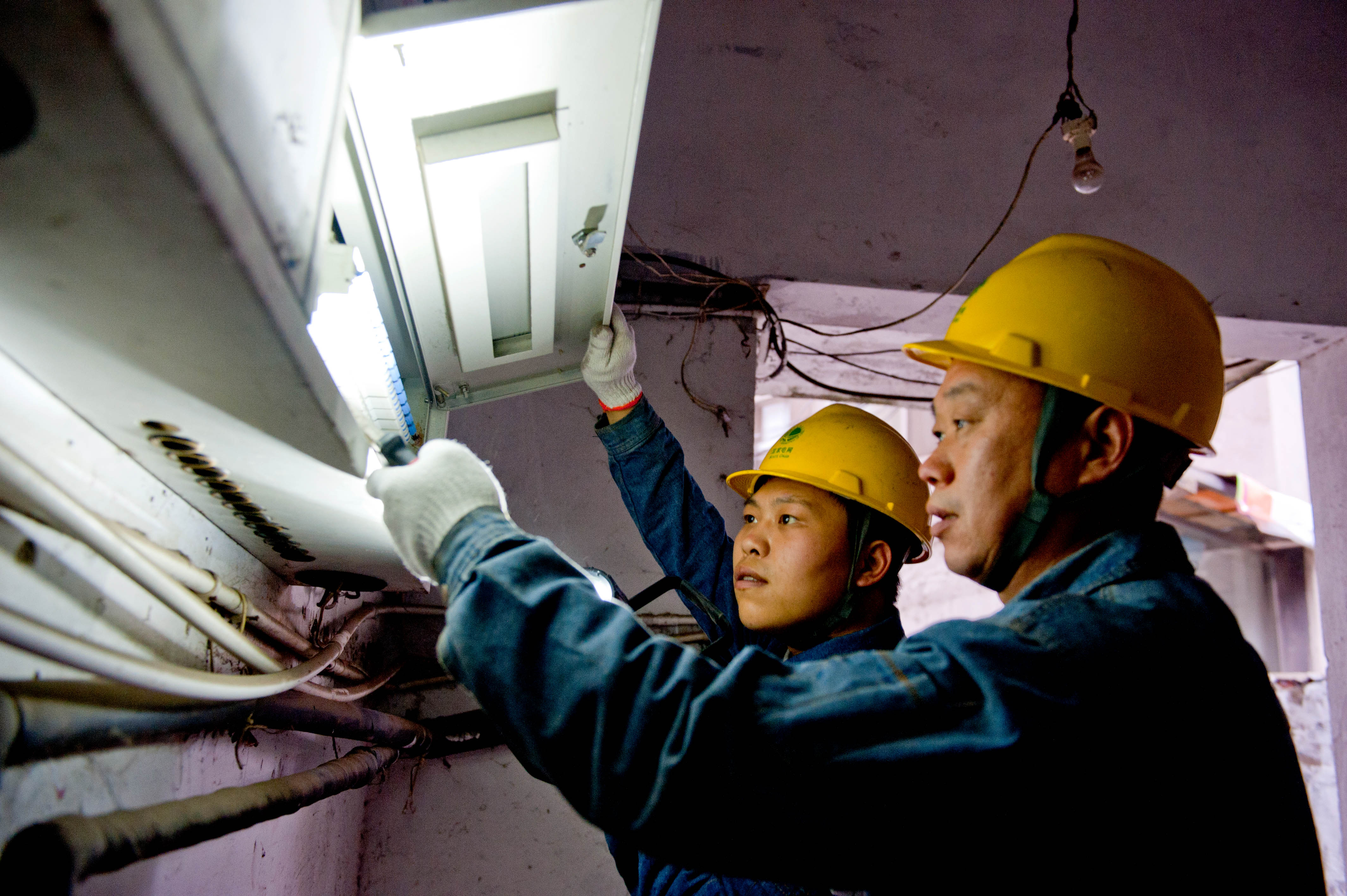 靖江供電快速搶修恢復(fù)客戶用電