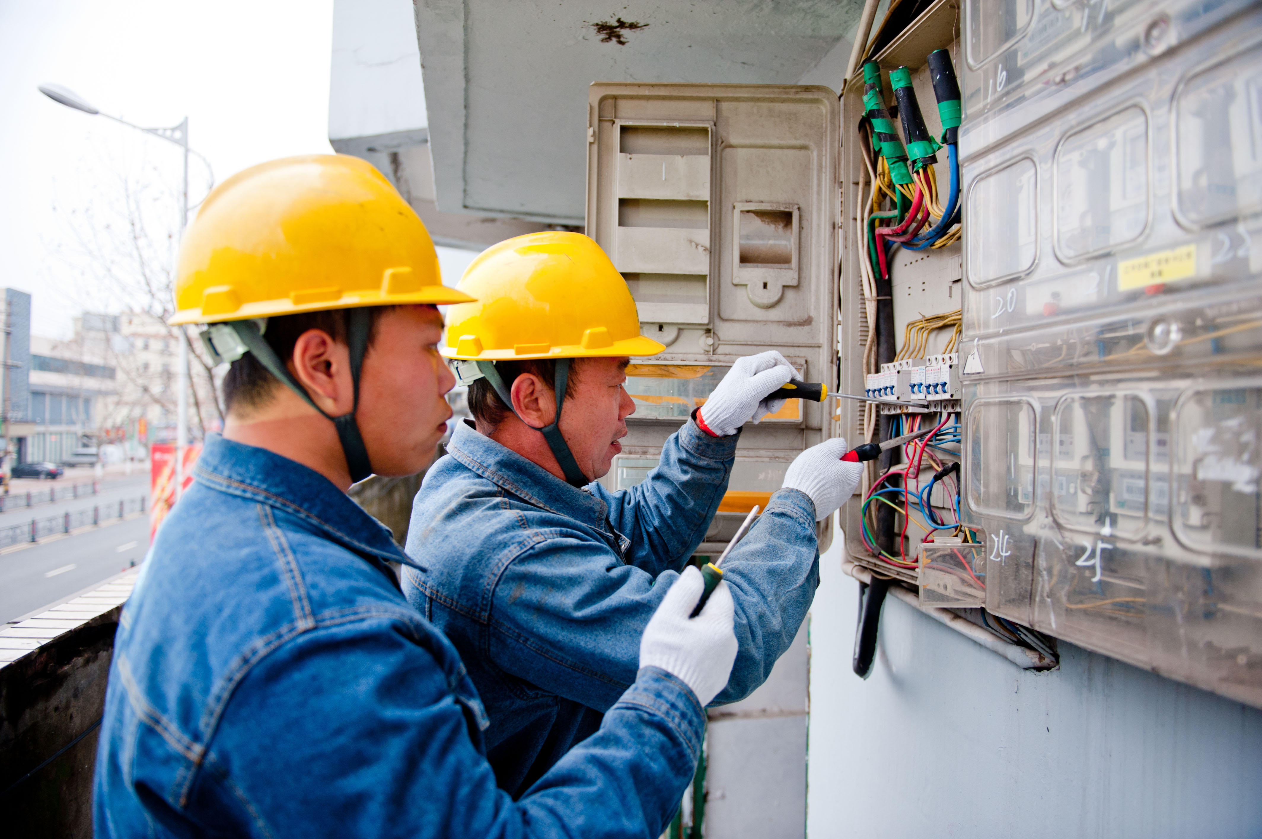 靖江供電快速搶修恢復(fù)客戶用電