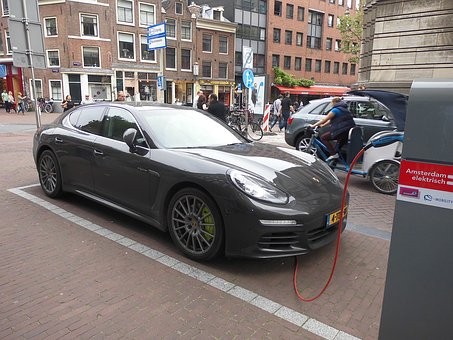 牽手紅旗 漢能太陽能汽車會更進(jìn)一步嗎？