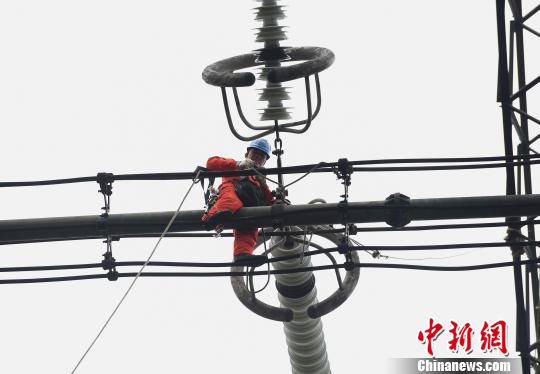 圖為電力工人在70多米高空作業(yè)，為特高壓復(fù)奉線重慶段進(jìn)行八年來首次大修?！≈芤?攝