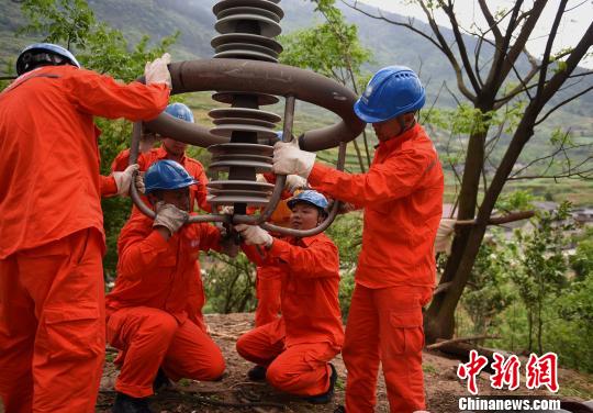 圖為電力工人首次在特高壓復(fù)奉線重慶段開展整串絕緣子串更換工作。　周毅 攝