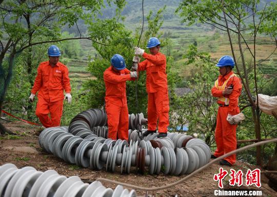 圖為電力工人首次在特高壓復(fù)奉線重慶段開展整串絕緣子串更換工作?！≈芤?攝