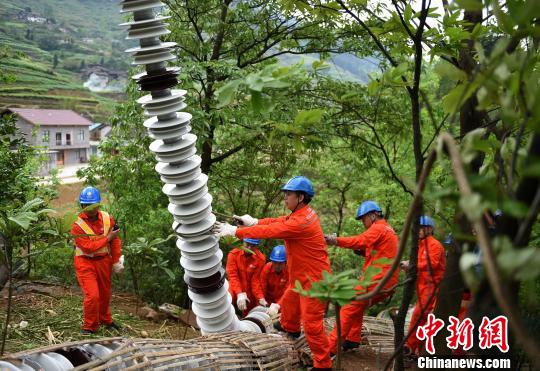 圖為電力工人首次在特高壓復(fù)奉線重慶段開展整串絕緣子串更換工作。　周毅 攝