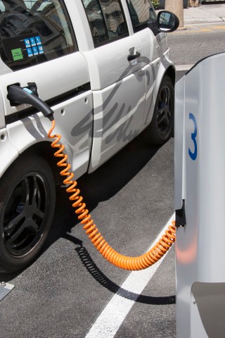 無線充電革命正悄悄萌芽 充電樁能否保其身？