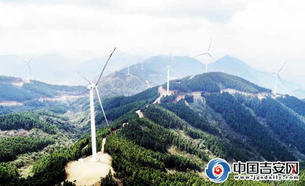 華能靈華山風(fēng)力發(fā)電場風(fēng)力發(fā)電機矗立在群山之中