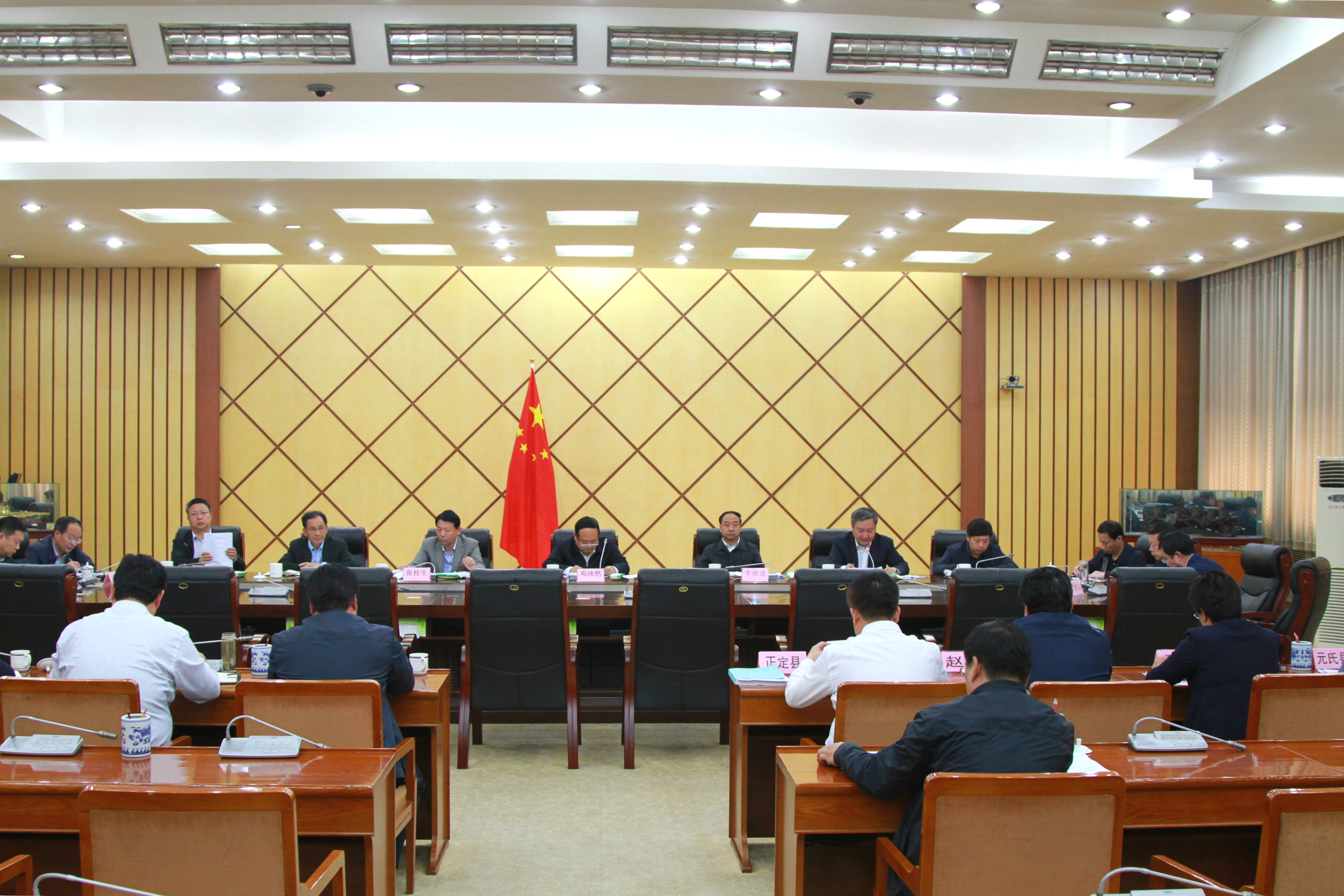 第一環(huán)境監(jiān)察專員辦公室會(huì)同石家莊市委市政府約談大氣污染治理工作不力的八個(gè)縣（區(qū)）