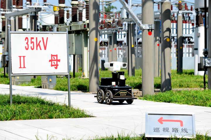 “電力智能” 特種機(jī)器人給變電站裝上“千里眼”