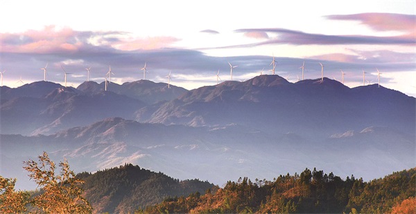 圖片新聞：新寧縣海拔1600多米高山嶺上風(fēng)電機(jī)組全部投入運行