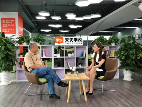響應(yīng)總理號召，天天學(xué)農(nóng)用手機(jī)“新農(nóng)具”助力鄉(xiāng)村振興