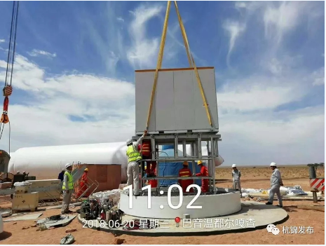 總投資7.8億！杭錦旗100兆瓦風電清潔供熱項目首臺風機順利吊裝
