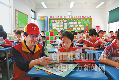 近日，浙江富陽供電公司紅船共產(chǎn)黨員服務隊走進校園，隊員們用自制的用電教具，簡單易懂地向孩子們介紹電力常識和安全用電方法，增強孩子們的自我保護意識。