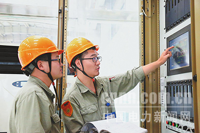 近日，國電哈密煤電開發(fā)有限公司在2號(hào)機(jī)組檢修期間，開展了“C修微課堂”崗位練兵活動(dòng)，助力青工成長成才，掀起了“學(xué)技術(shù)、提素質(zhì)”的熱潮。圖為該公司電氣二次班勵(lì)磁專工在講解勵(lì)磁小電流試驗(yàn)原理。