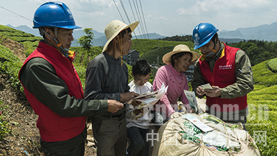 近日，湖北鶴峰供電公司走馬供電所員工開展安全用電知識(shí)宣傳活動(dòng)，將安全用電知識(shí)送到木耳山茶葉采摘現(xiàn)場。