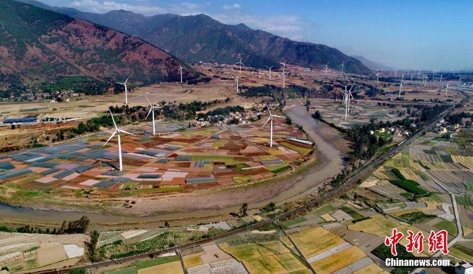 4月8日，四川德昌縣安寧河峽谷200余座風(fēng)電，與成昆鐵路、京昆高速公路、田園和大山相融，成為一道靚麗的風(fēng)景。