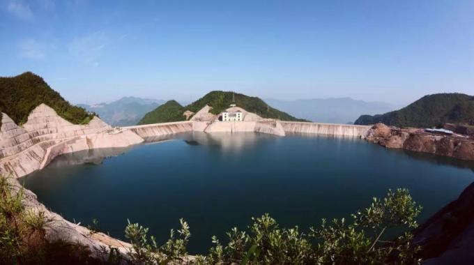 浙江仙居抽水蓄能電站（建成）  仙居抽水蓄能電站位于浙江仙居縣，極大節(jié)省了系統(tǒng)電源建設(shè)投資，據(jù)2015年水平系統(tǒng)運(yùn)行模擬計(jì)算，電站使系統(tǒng)火電綜合調(diào)峰幅度降低2.44%，節(jié)約系統(tǒng)標(biāo)準(zhǔn)煤耗15.48萬(wàn)噸。