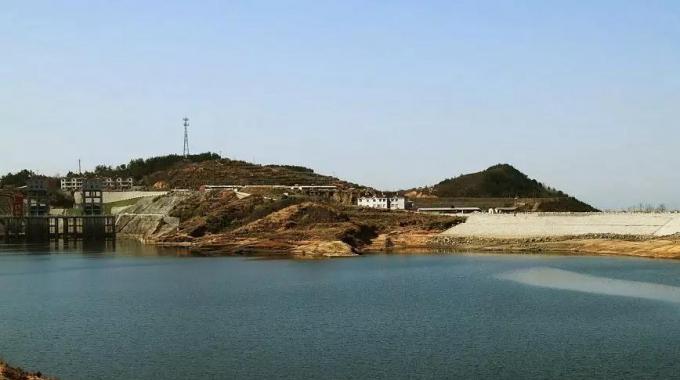湖北白蓮河抽水蓄能電站（建成）  湖北白蓮河抽水蓄能電站位于黃岡市羅田縣，它擔(dān)負(fù)著調(diào)峰、填谷、調(diào)頻、調(diào)相和事故備用等任務(wù)，對(duì)湖北乃至華中電網(wǎng)安全、經(jīng)濟(jì)、穩(wěn)定有巨大作用。