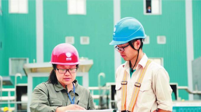  　　堅守者：陳文強  　　堅守崗位：直流檢修員  　　堅守年限：5年  　　國慶假期將近，浙江電力檢修公司的陳文強站在±800千伏紹興換流站換流變廣場。這里正在進行2018年年度檢修。
