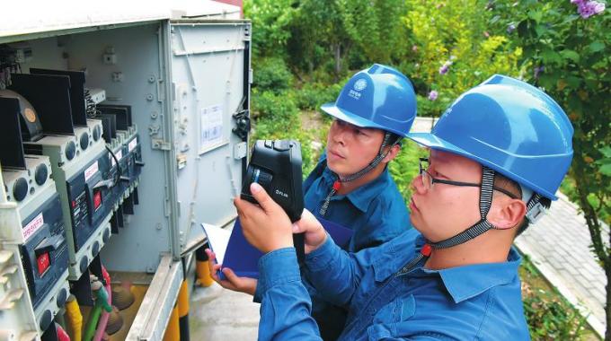  　　堅守者：王海林、張鑫  　　堅守崗位：營業(yè)配電員  　　堅守年限：7年  　　國慶來臨，山東淄博供電公司石橋供電所的王海林和張鑫像往常一樣，整理巡線用的裝備，戴好安全帽、掛上望遠鏡，一天的設(shè)備巡視工作就這樣開始了。