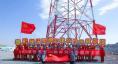 項(xiàng)目部成員打出“擼起袖子加油干 建成世界最高塔”的條幅，慶祝380米世界第一輸電雙子塔圓滿完成。
