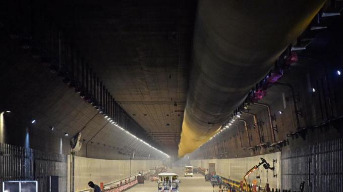  廣東電網(wǎng)公司承擔(dān)著對人工島及港珠澳大橋本體工程的供電任務(wù)，同時為粵港澳三地的綜合運(yùn)輸體系和高速路網(wǎng)提供電力保證。早在港珠澳大橋于2009年12月15日正式動工以來，廣東電網(wǎng)公司珠海供電局便成立了港珠澳大橋供電專項(xiàng)服務(wù)小組，9年間一直跟隨建設(shè)進(jìn)度及時滿足各項(xiàng)用電需求。